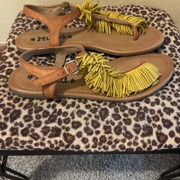 USED Mudd mustard fringe sandal. - Picture 2 of 3